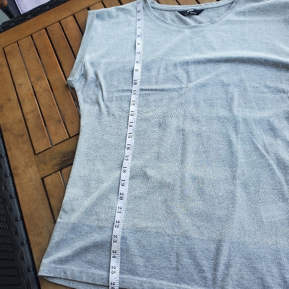 Chic Gray Striped T-Shirt with Shimmering Detailing – Casual & Stylish - Picture 4 of 9